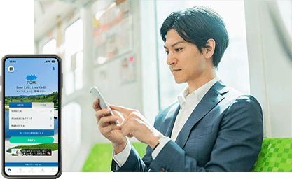 電車でスマートフォンをいじる男性