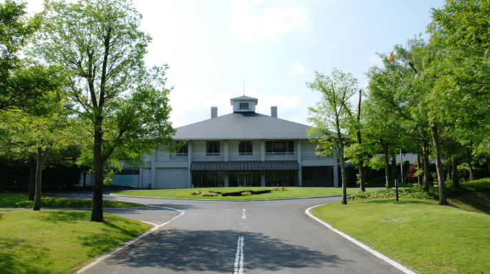 オーガスタのモデルに建設された本館クラブハウス。
