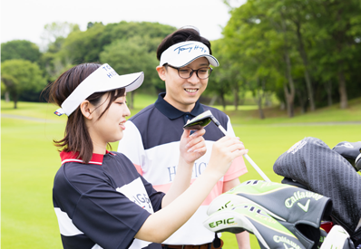 ゴルフ場で1人女性がスイングしている写真