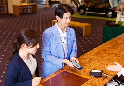 フロントでお会計をしている写真