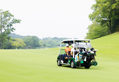 ゴルフ場をクールカートで走っている写真